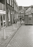 861168 Gezicht in de Bergstraat in Wijk C te Utrecht uit het westen; op straat een container die in gebruik is bij de ...